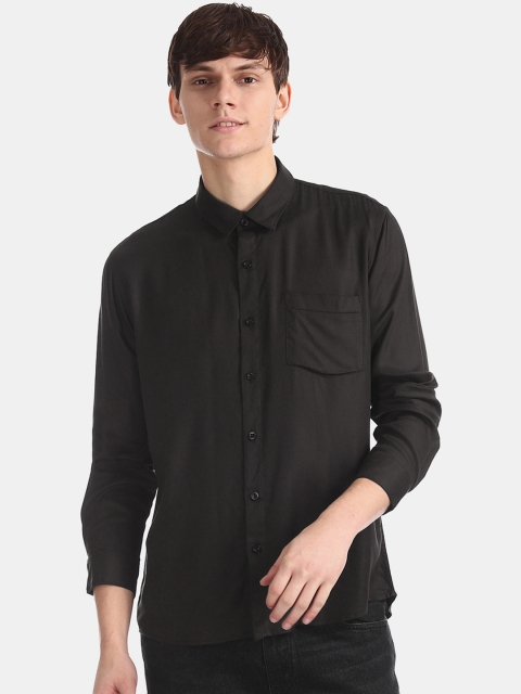 

Ruggers Men Black Regular Fit Solid Casual Shirt