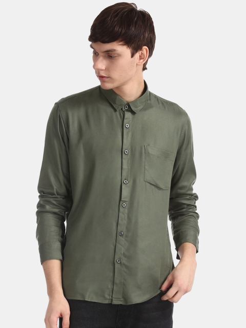 

Ruggers Men Green Regular Fit Solid Casual Shirt
