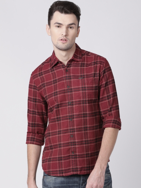 

Toss Winner Men Maroon Regular Fit Checked Casual Shirt