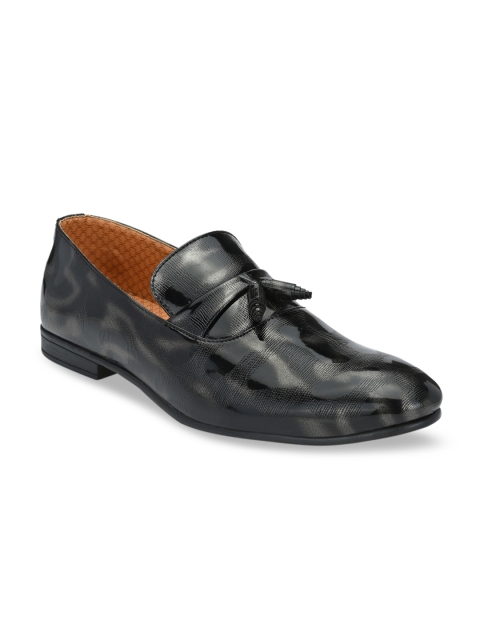 

Fentacia Men Black & Grey Textured Loafers
