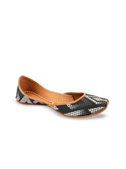 

DESI COLOUR Women Black Printed Leather Mojaris