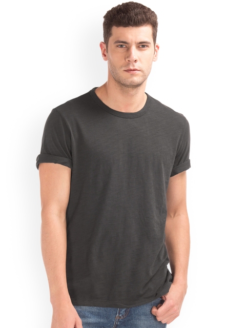

GAP Men Black Solid Round Neck Short Sleeve T-shirt