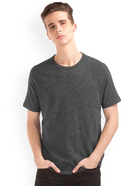 

GAP Men Grey Solid Round Neck T-shirt