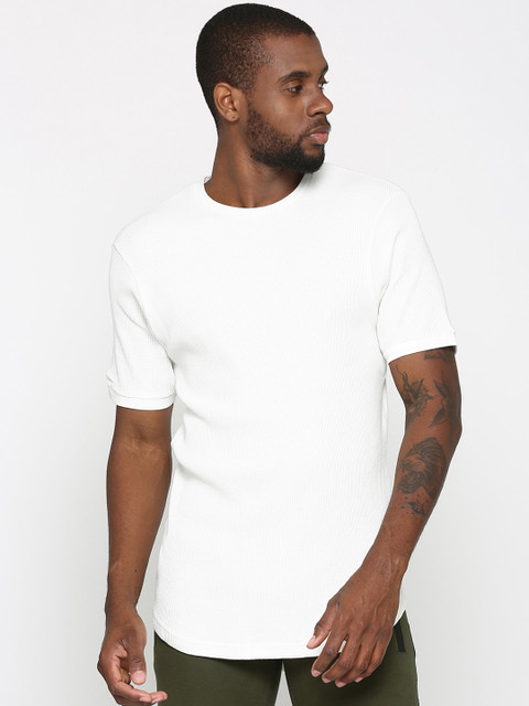

SKULT by Shahid Kapoor Men White Self Design Round Neck T-shirt