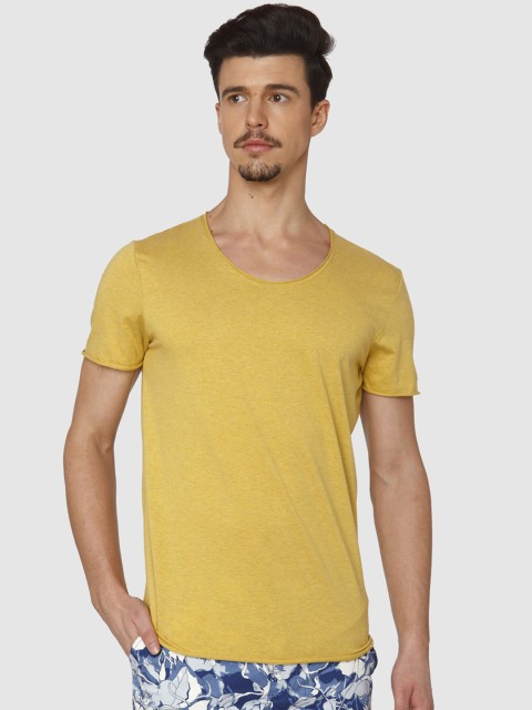 

SELECTED Men Yellow Solid Scoop Neck T-shirt