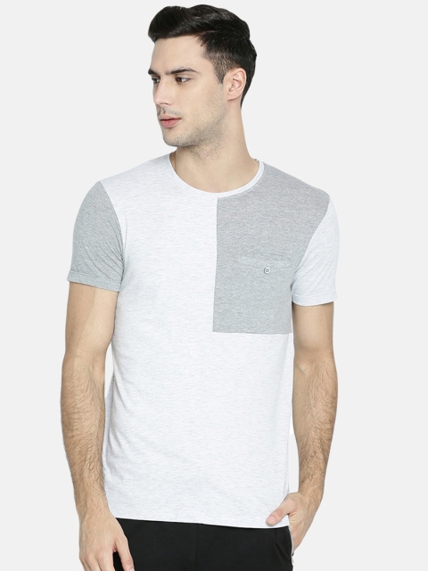 

Breakbounce Men Off-White Colourblocked Round Neck T-shirt