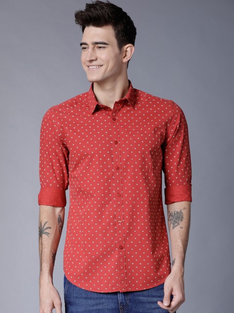 

Black coffee Men Red & White Slim Fit Printed Casual Shirt