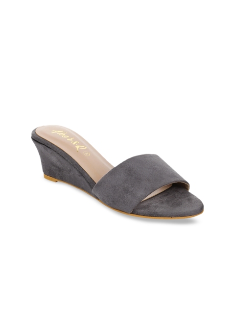 

Aber & Q Women Grey Solid Sandals