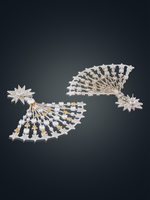 

shaze Silver-Toned Feather Shaped Drop Earrings