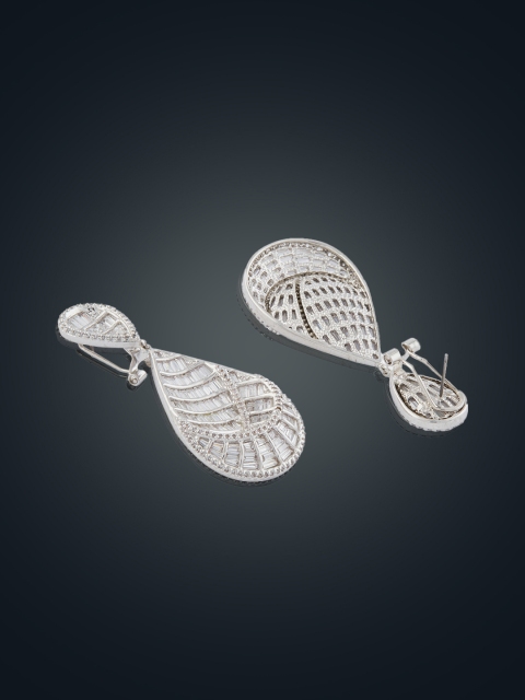 

shaze Silver-Toned Oval Drop Earrings