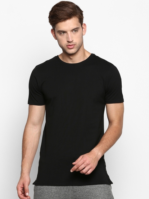 

SKULT by Shahid Kapoor Men Black Solid Round Neck T-shirt