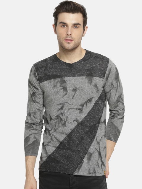 

Campus Sutra Men Grey Printed V-Neck T-shirt