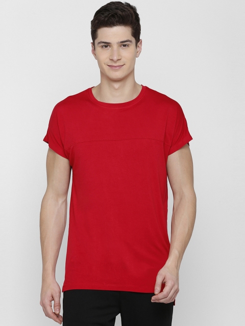 

SKULT by Shahid Kapoor Men Red Solid Round Neck T-shirt
