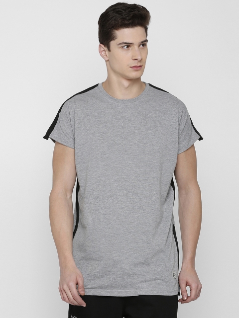 

SKULT by Shahid Kapoor Men Grey Solid Round Neck T-shirt