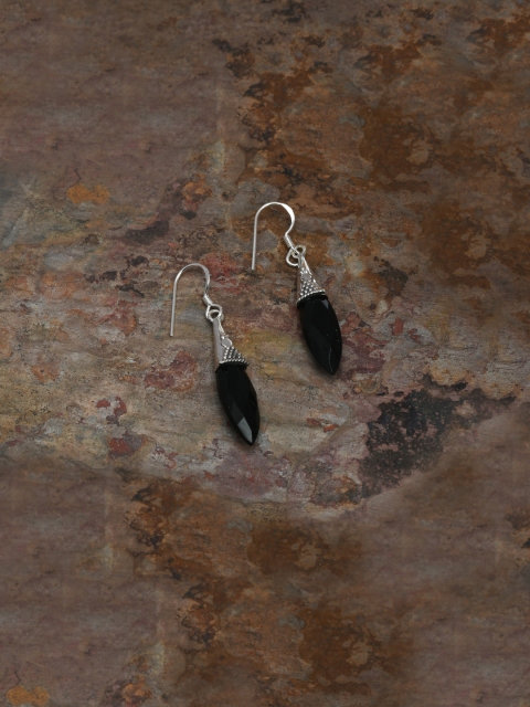 

Silverholic Silver-Toned & Black Teardrop Shaped Drop Earrings