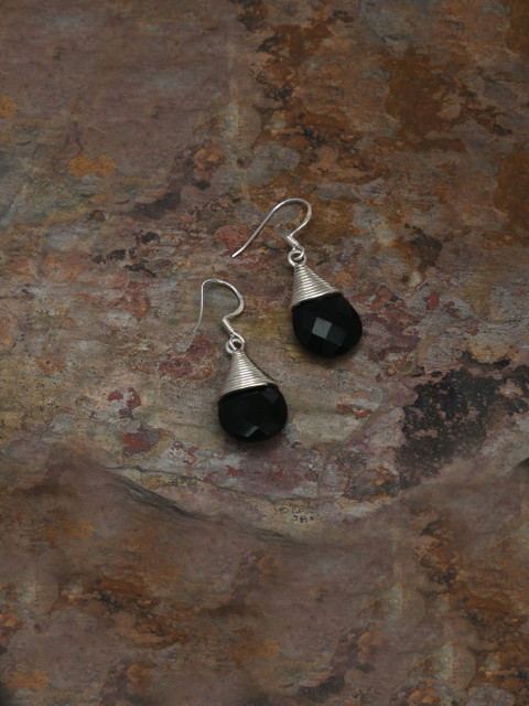 

Silverholic Silver-Toned & Black Teardrop Shaped Drop Earrings