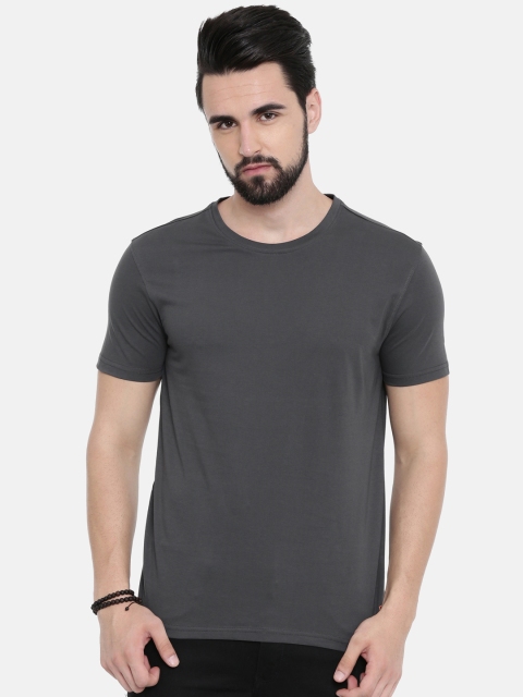

IMYOUNG Men Charcoal Grey Solid Round Neck T-shirt