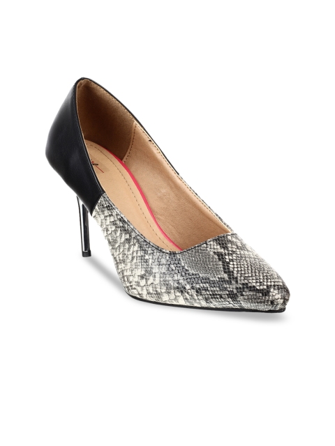 

Aber & Q Women Grey & Black Printed Pumps