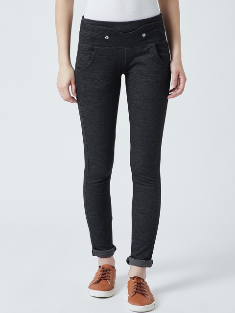 

Devis Women Black Solid Skinny-Fit Jeggings