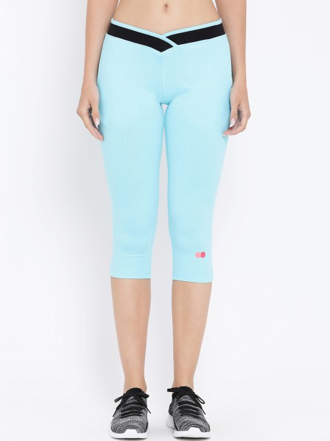 

Clovia Women Blue Solid Sports Capri Tights