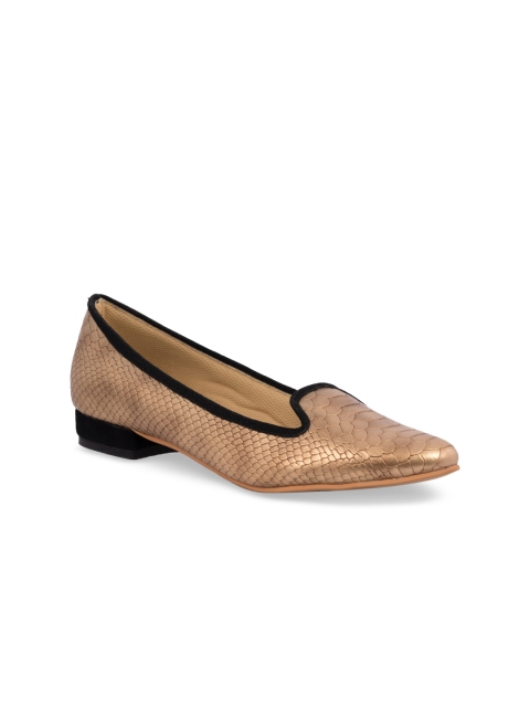 

Kraft Cellar Women Gold-Toned & Black Solid Pumps