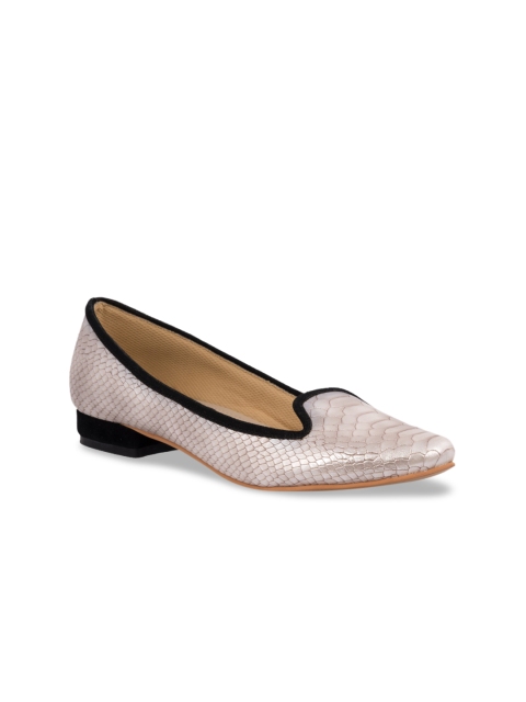 

Kraft Cellar Women Silver-Toned & Black Solid Pumps