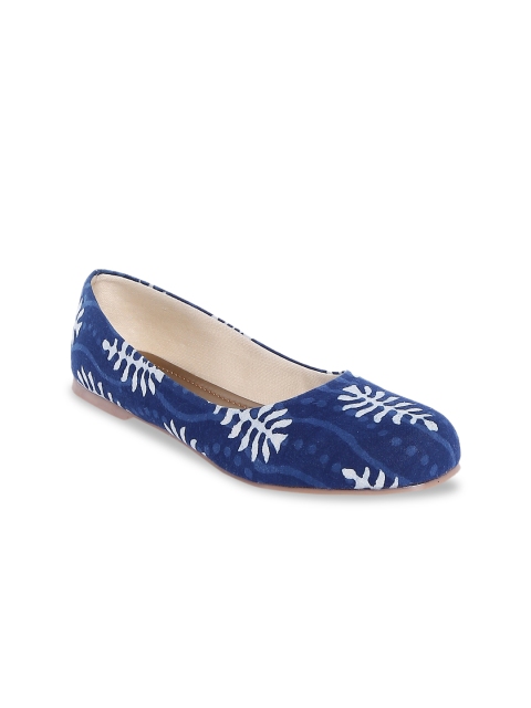 

Kanvas Women Navy Blue & White Printed Ballerinas