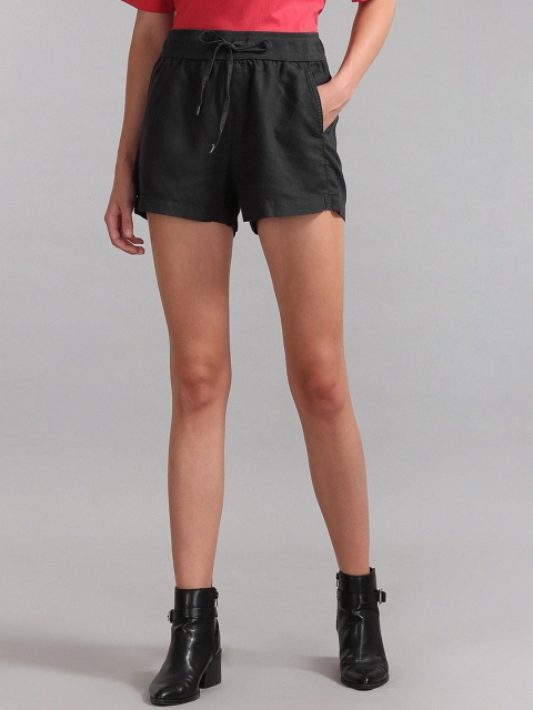 

GAP Black Solid Shorts
