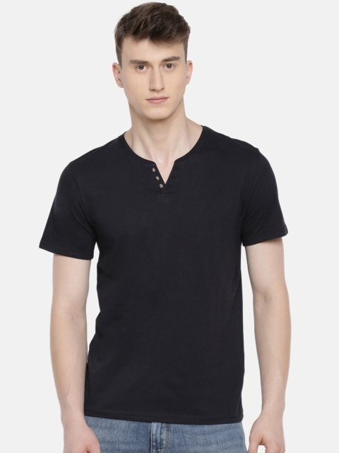 

Celio Men Navy Blue Solid Henley Neck T-shirt