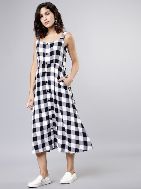 

Tokyo Talkies Women Black & White Semi-Fit Checked Fit and Flare Dress