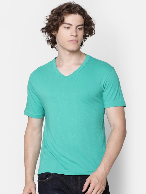 

IMYOUNG Men Green Solid V-Neck T-shirt