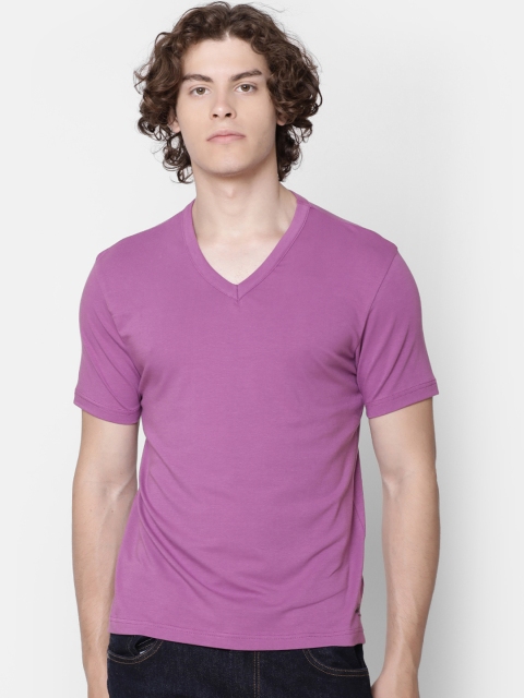 

IMYOUNG Men Purple Solid V-Neck T-shirt