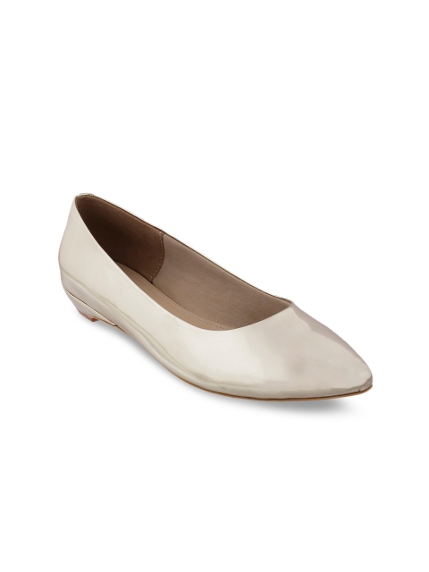 

Mochi Women Gold-Toned Solid Pumps