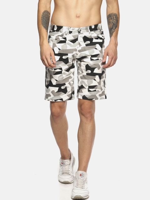 

IVOC Men White Printed Slim Fit Regular Shorts