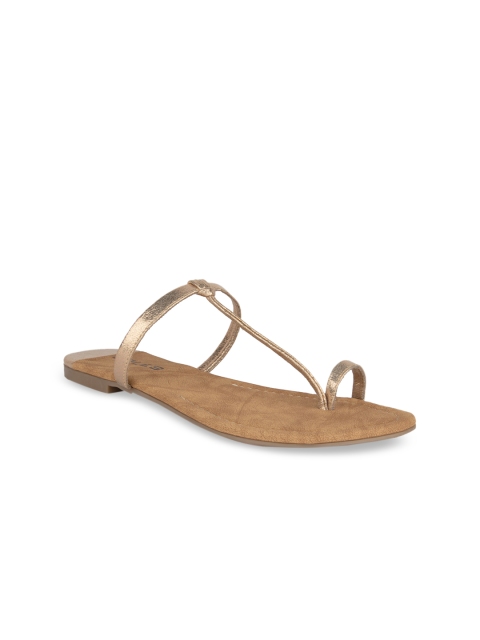 

SOLES Women Gold-Toned Solid One Toe Flats