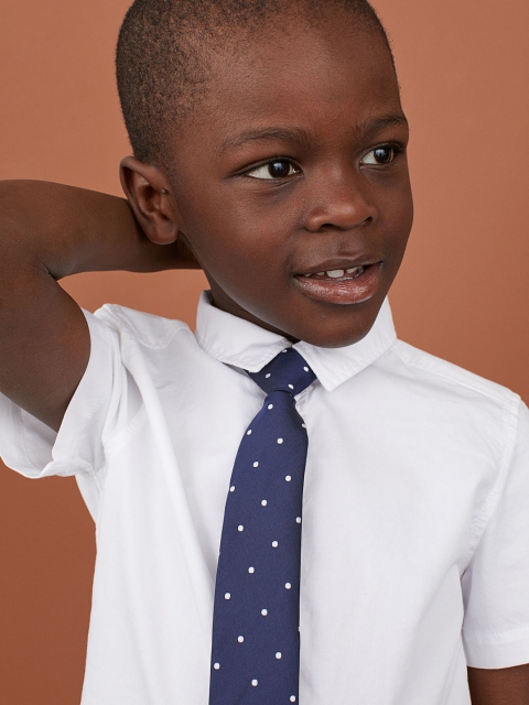 

H&M Boys White Solid Shirt with a Tie/Bow Tie
