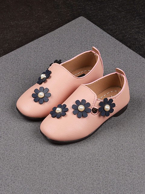 

Walktrendy Girls Pink Solid Applique Flat Shoes