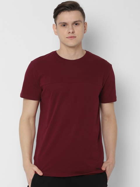 

SKULT by Shahid Kapoor Men Maroon Solid Round Neck T-shirt