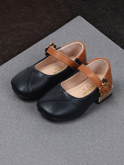 

Walktrendy Girls Black Colourblocked Ballerinas