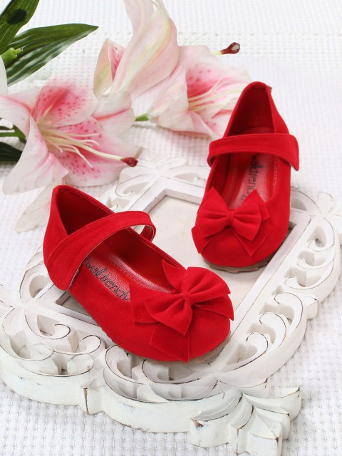 

Walktrendy Girls Red Solid Ballerinas