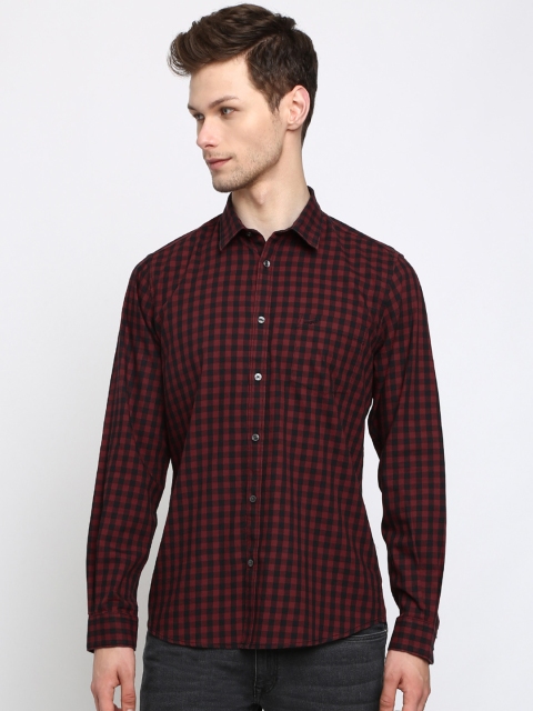 

Crocodile Men Red & Black Slim Fit Checked Casual Shirt