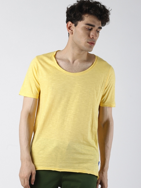 

Blue Saint Men Yellow Solid Scoop Neck T-shirt