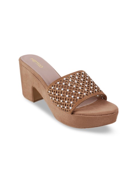 

Metro Women Beige Textured Sandals