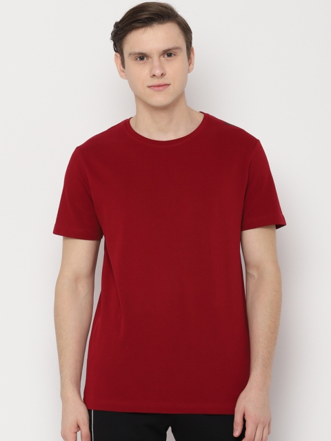 

SKULT by Shahid Kapoor Men Maroon Solid Round Neck T-shirt