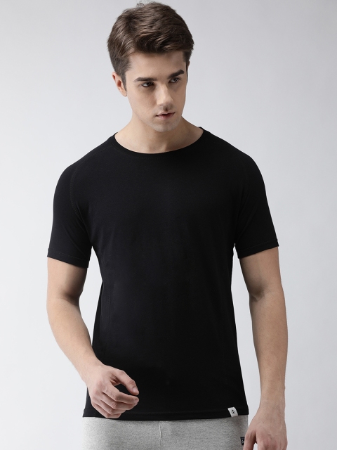 

Steenbok Men Black Solid Round Neck T-shirt
