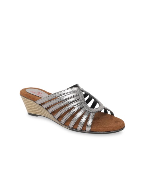 

pelle albero Women Gunmetal-Toned Solid Sandals, Metallic