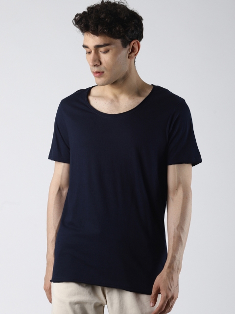 

Blue Saint Men Navy Blue Solid Scoop Neck T-shirt