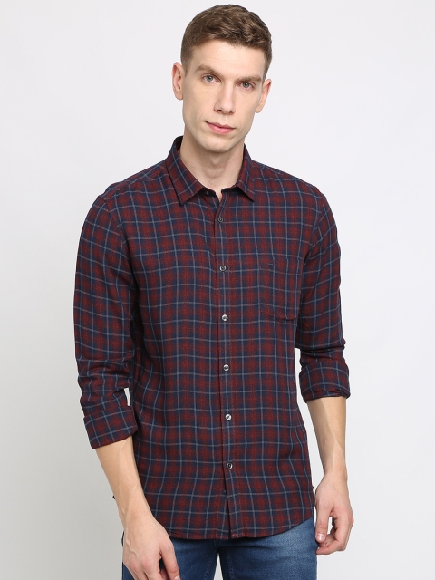 

Crocodile Men Red & Navy Blue Twill Weave Slim Fit Checked Casual Shirt
