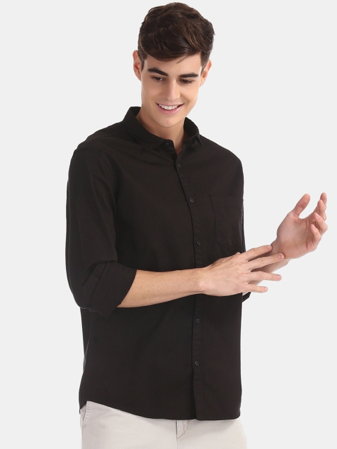 

Ruggers Men Black Regular Fit Solid Casual Shirt