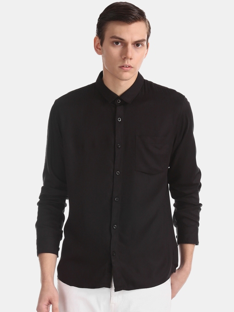 

Ruggers Men Black Regular Fit Solid Casual Shirt